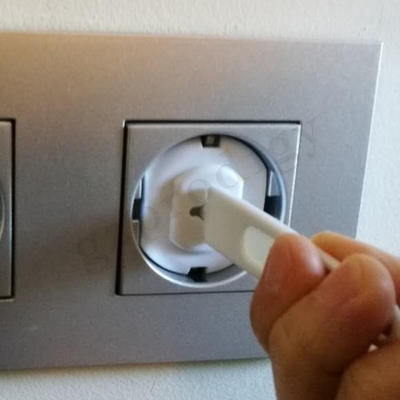 2つのPin Palstic EUの保護のための標準的な電気子供の安全出口のプラグ カバー