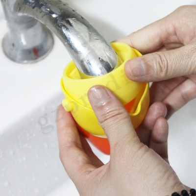 かわいいアヒルの形のプラスチック子供のFacuetのエクステンダーの浴室のKithcenの使用